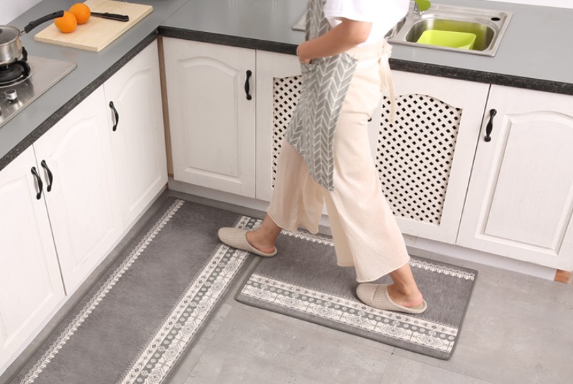 Thảm nhà bếp: Thảm nhà bếp giúp cho không gian trở nên ấm cúng hơn và không gian bếp của bạn sẽ trông rất sang trọng và nổi bật hơn khi thêm một chiếc thảm phù hợp.